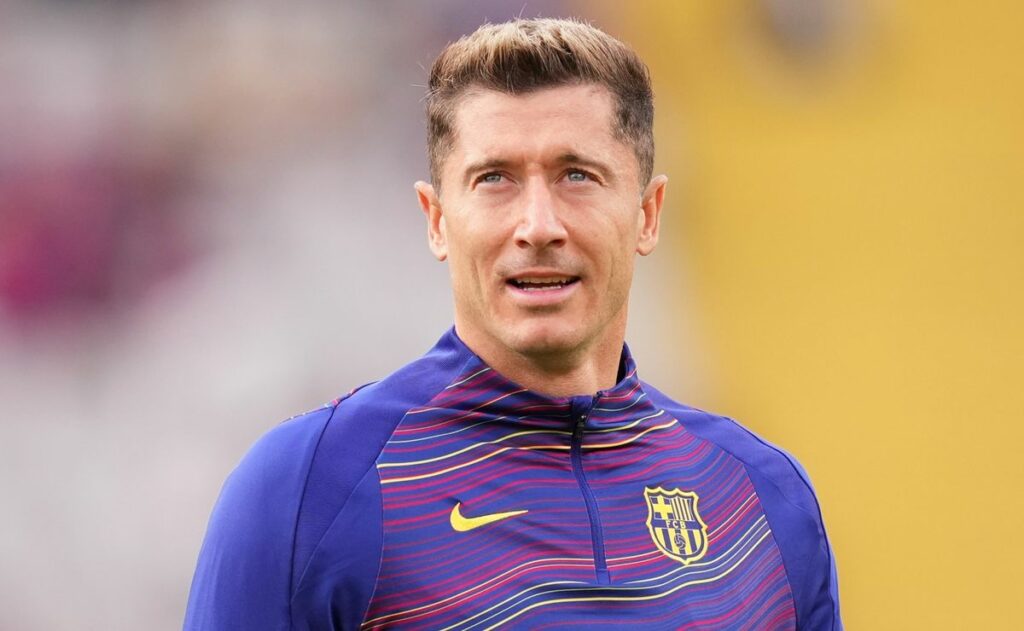 Robert Lewandowski reportedly receives formal offer from Barcelona amid AC Milan, MLS rumors